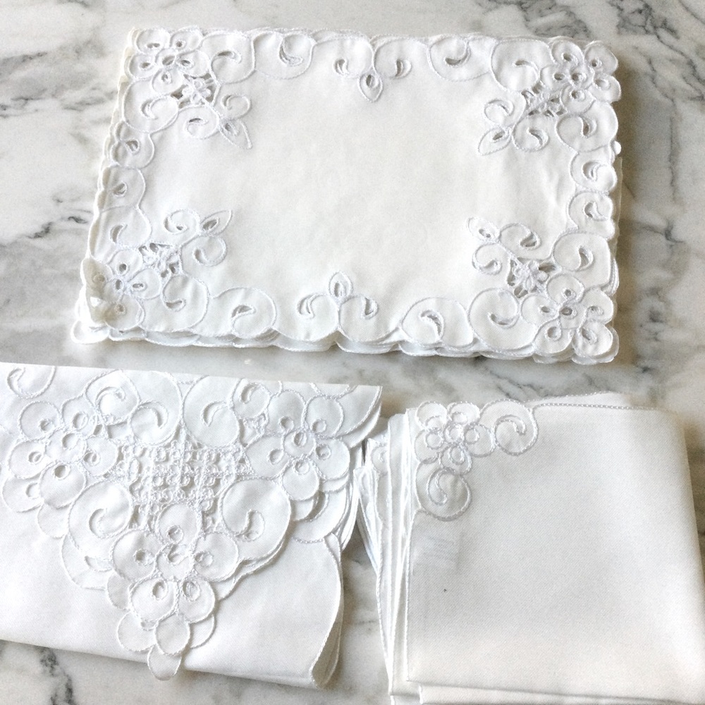 NWOT 17 Piece Embroidered Serving Set